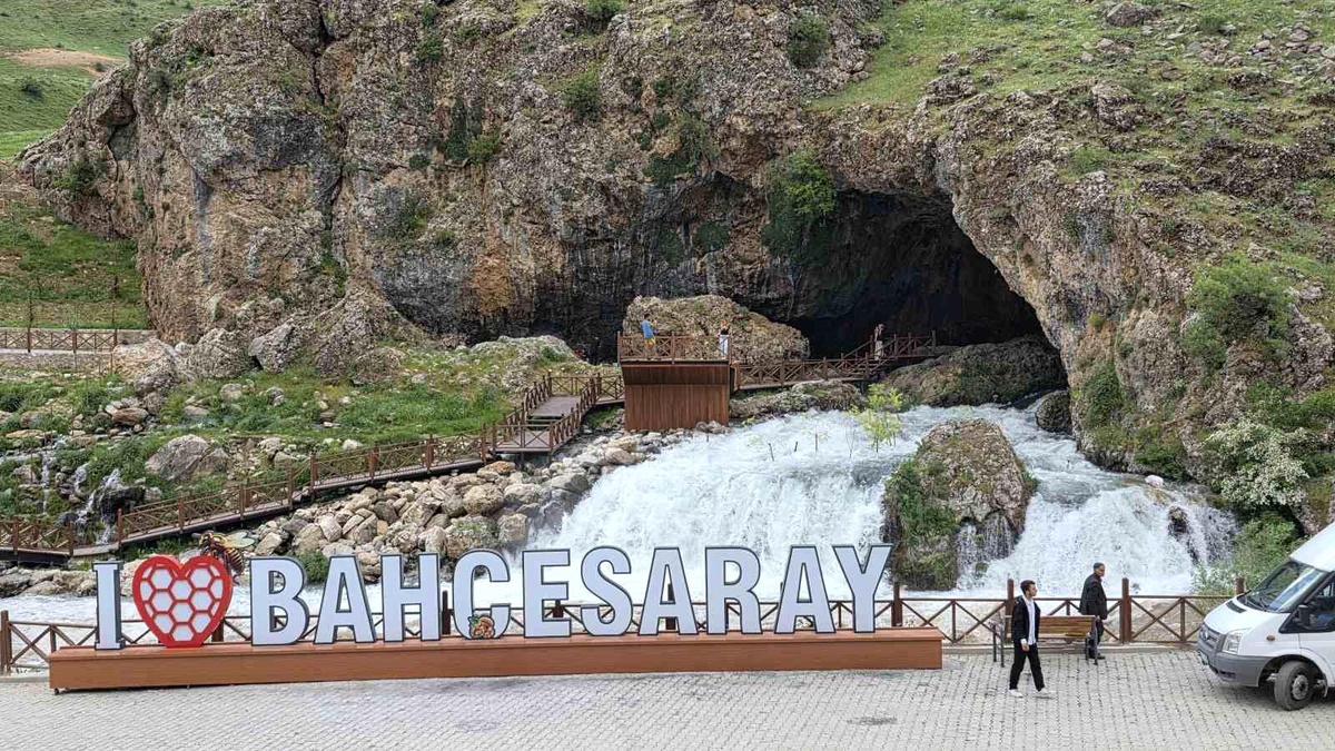 Bahçesaray’ın Doğal Su Kaynağı İlgi Odağı