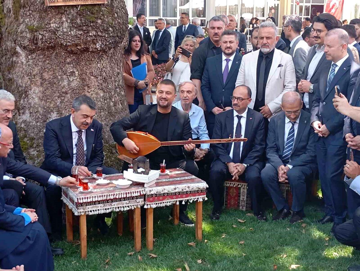 Bakan Tekin Bursa\'da çınar altında türkü söyledi, Anadolu peynirlerini tattı