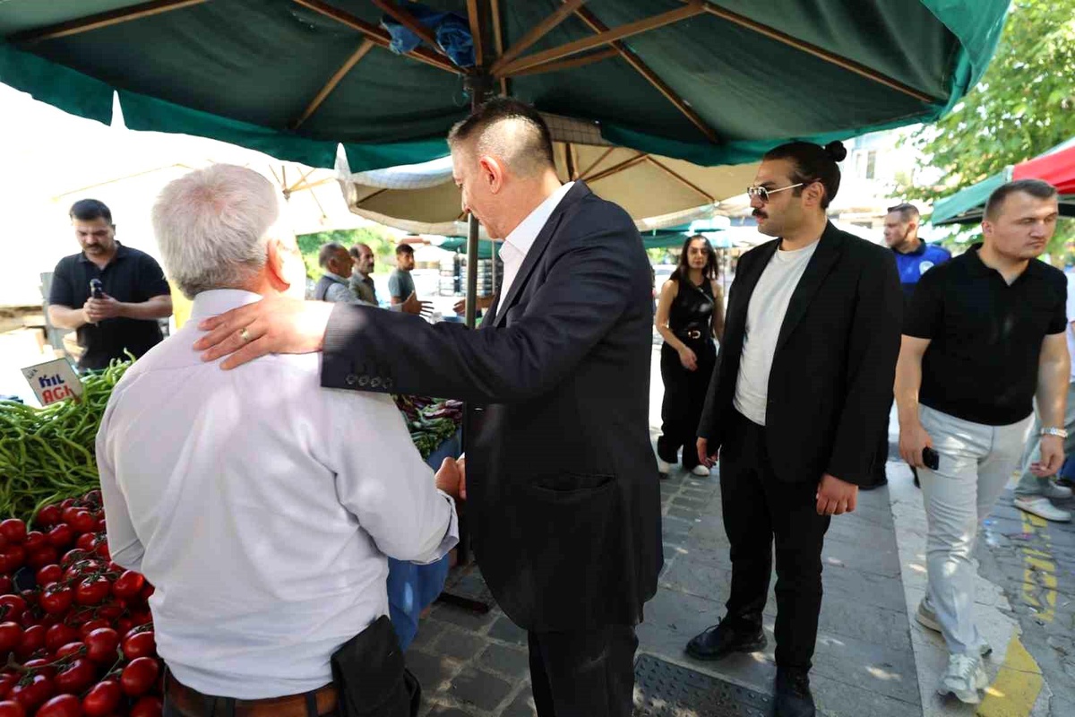Başkan Şimşek, pazarcı esnafı ve vatandaşların sorunlarını dinledi