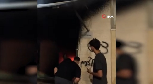 Batı Şeria'da Camiler Ateşe Verildi
