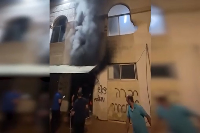 Batı Şeria'da Camiler Ateşe Verildi