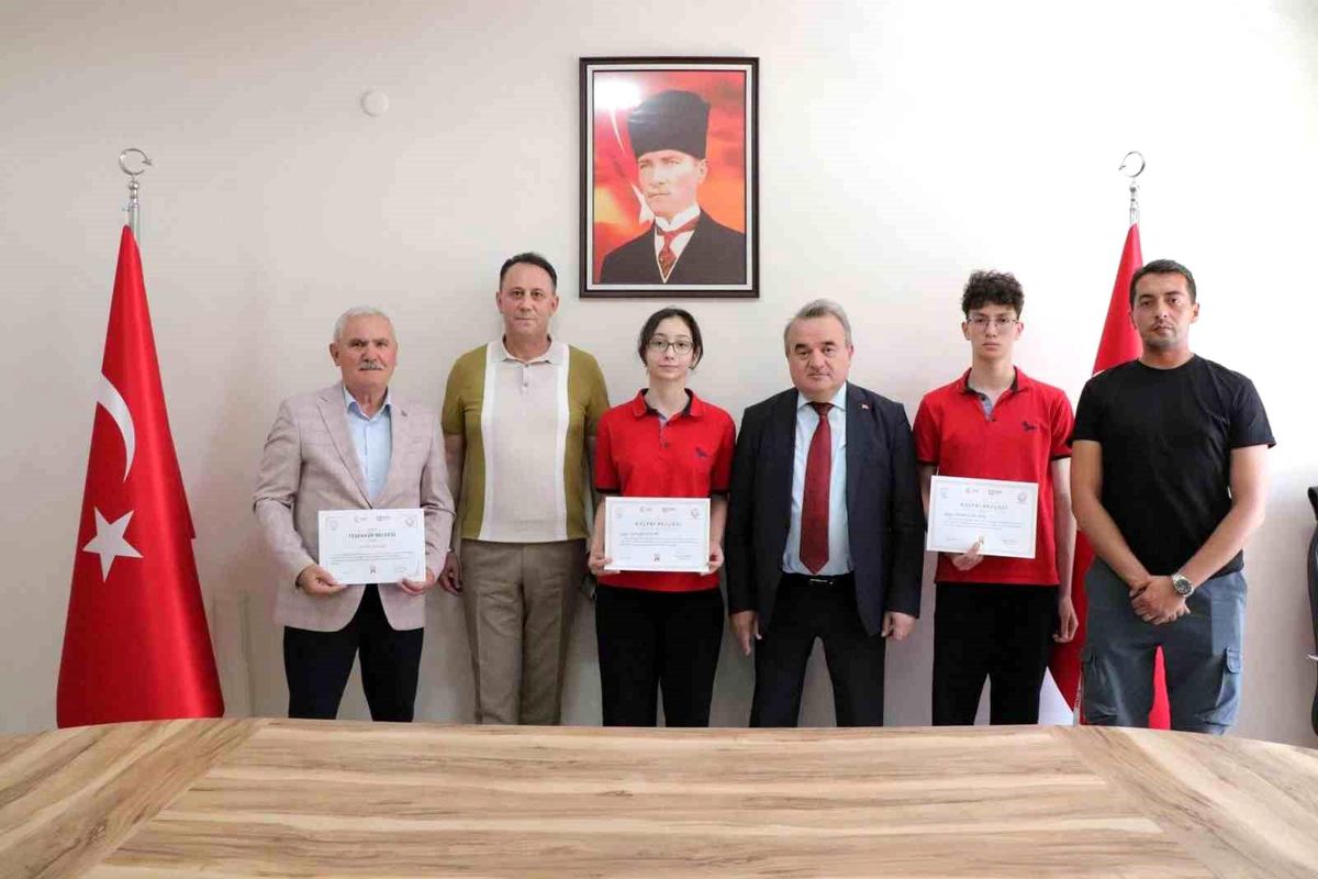 Bozüyük\'te Başarılı Öğrencilere Ödül