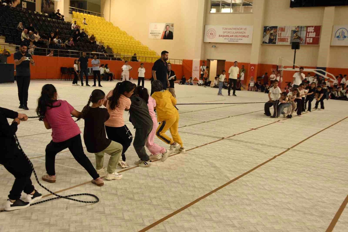 Bitlis\'te Geleneksel Çocuk Oyunları Finali