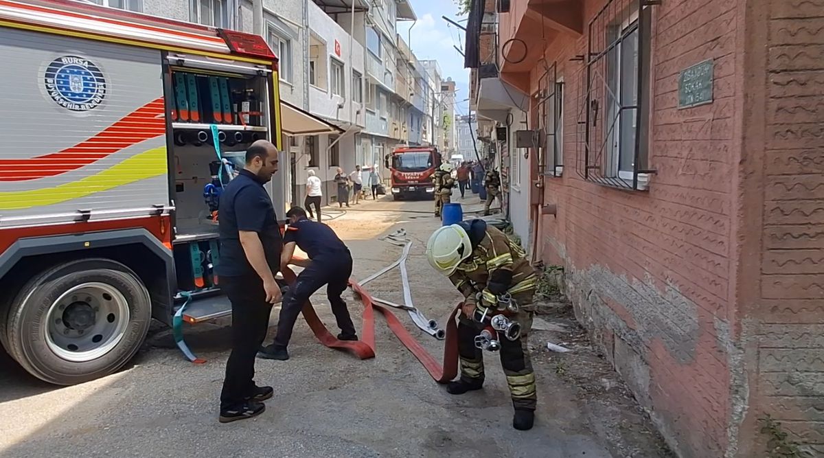Bursa\'da Çatı Yangını Paniğe Sebep Oldu