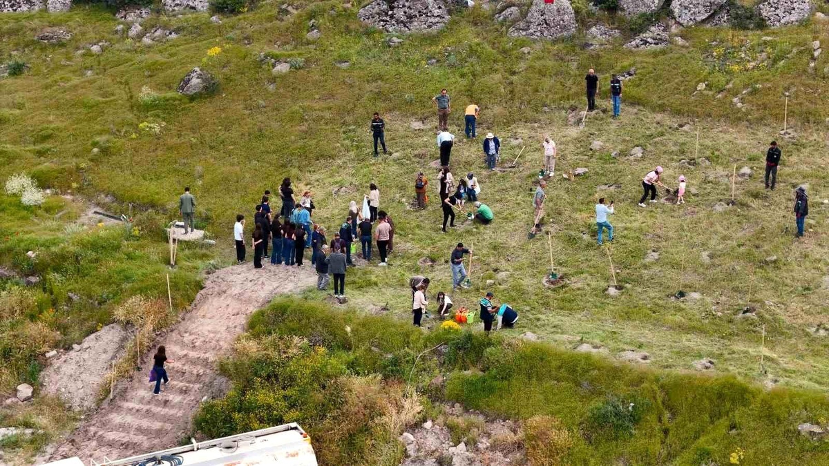 Büyükşehir, 300 fidanı toprakla buluşturdu