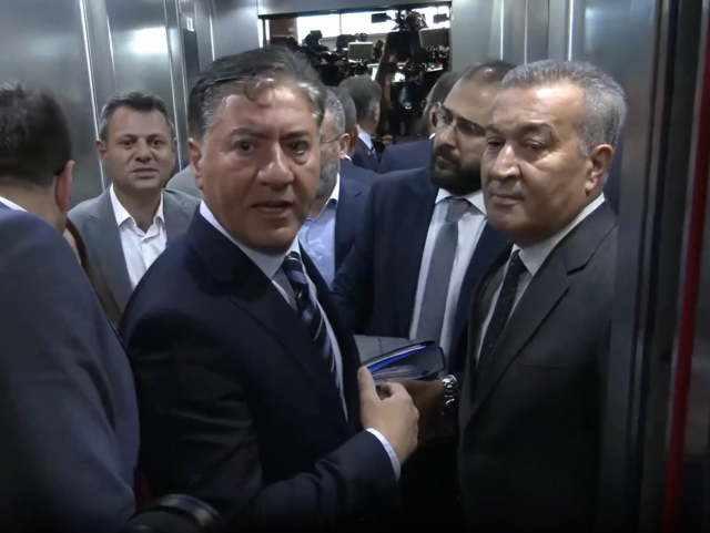 CHP'de olağanüstü kurultay için 833 delegenin imzası genel merkeze teslim edildi