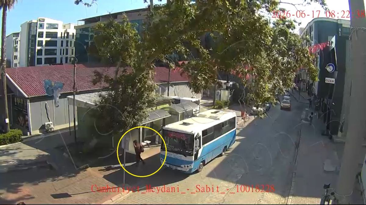 Osmaniye\'de Çınar Ağaçı Otobüsün Üzerine Devrildi