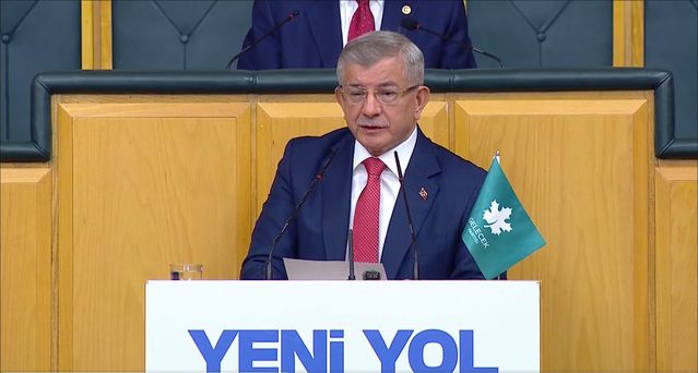 Davutoğlu’ndan Siyaset Eleştirisi