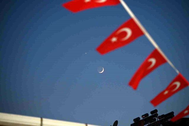 Demirci'de Gökyüzünde Hilal ve Venüs Buluşması