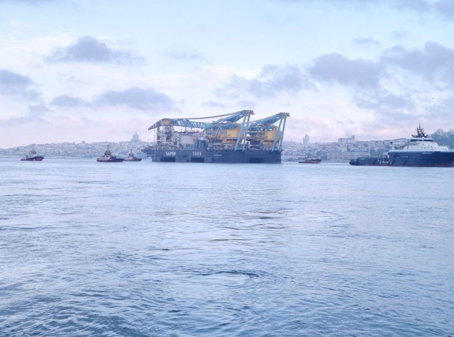 Dev vinç gemisi İstanbul Boğazı'ndan geçiyor