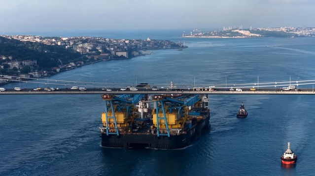 Dev vinç gemisi İstanbul Boğazı’ndan geçiyor