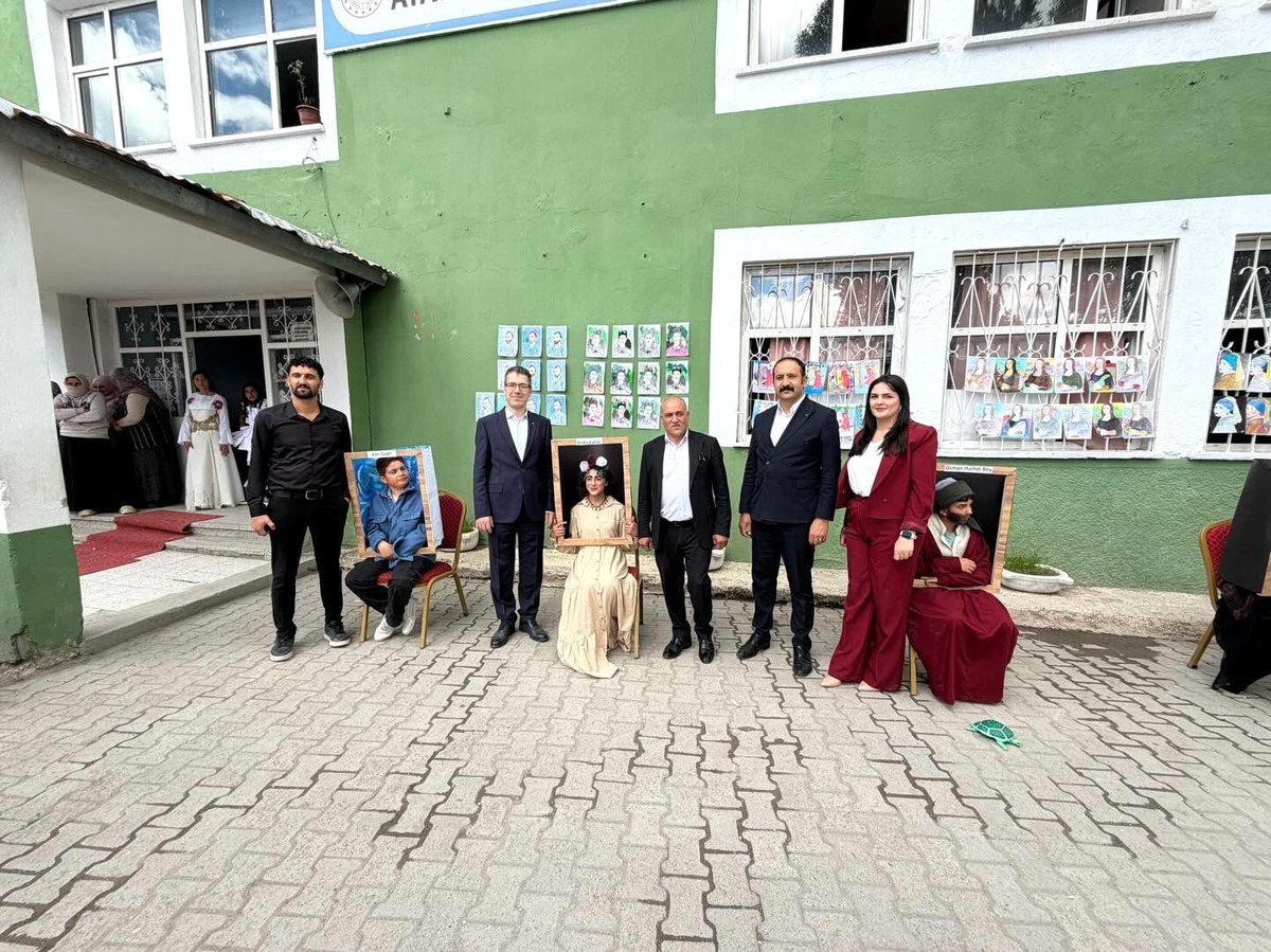 Diyadin\'de Öğrencilerin Sanat Sergisi