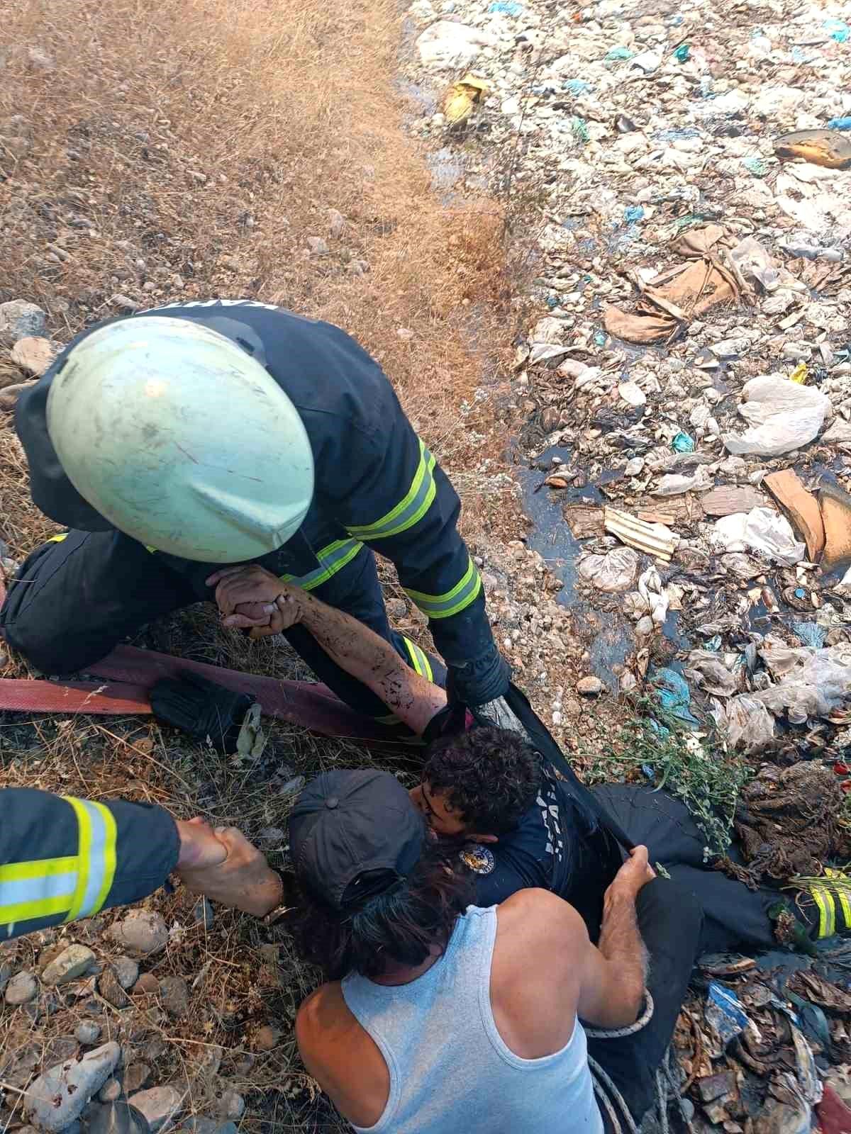 İtfaiye eri bataklığa saplandı