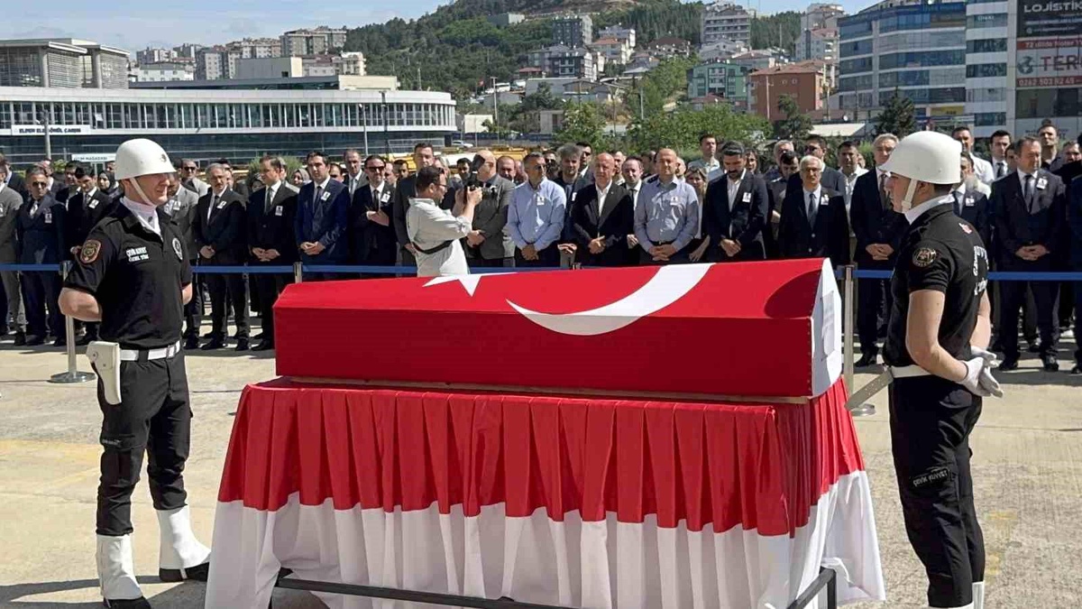 Duruşma sırasında hayatını kaybeden savcı için duygusal tören
