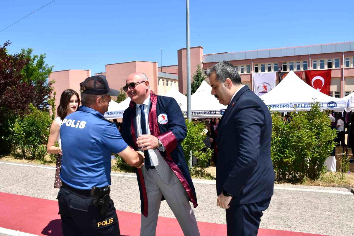 Eğitimin yaşı yok: 56 yaşında diploma aldı