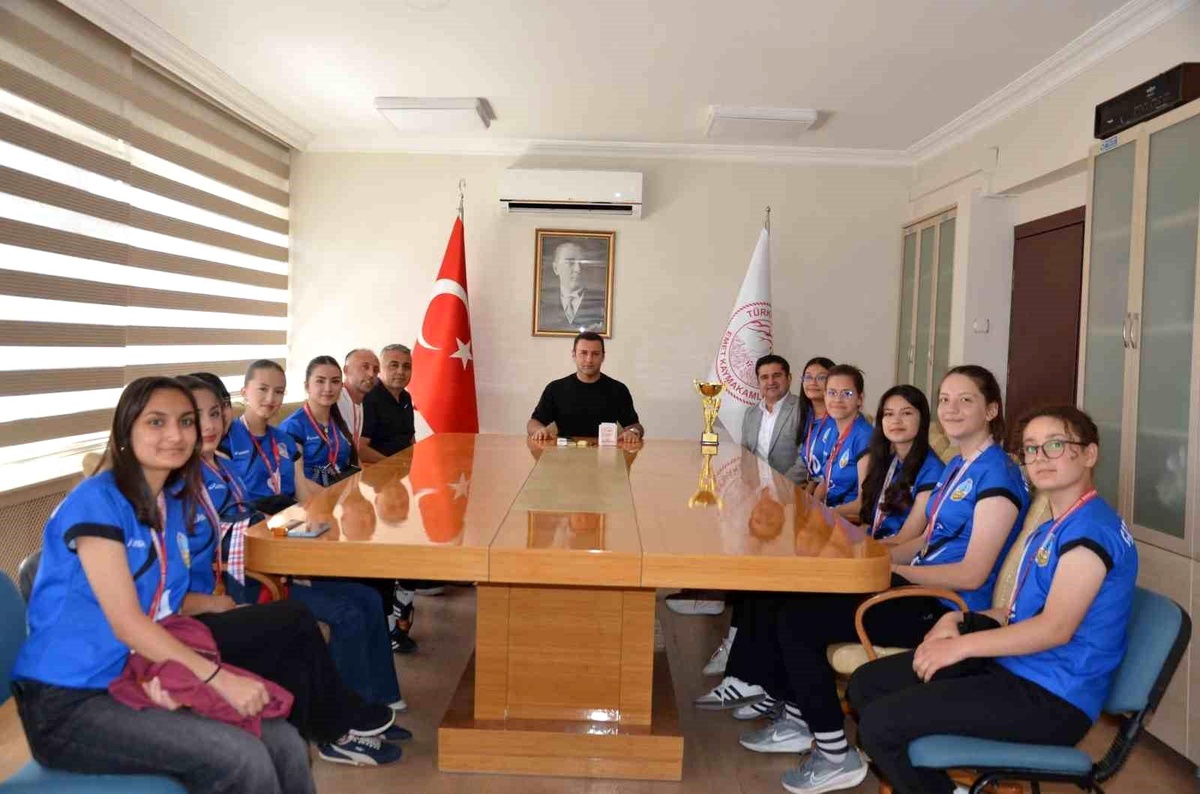 Emet Anadolu Lisesi Kız Voleybol Takımı Şampiyon