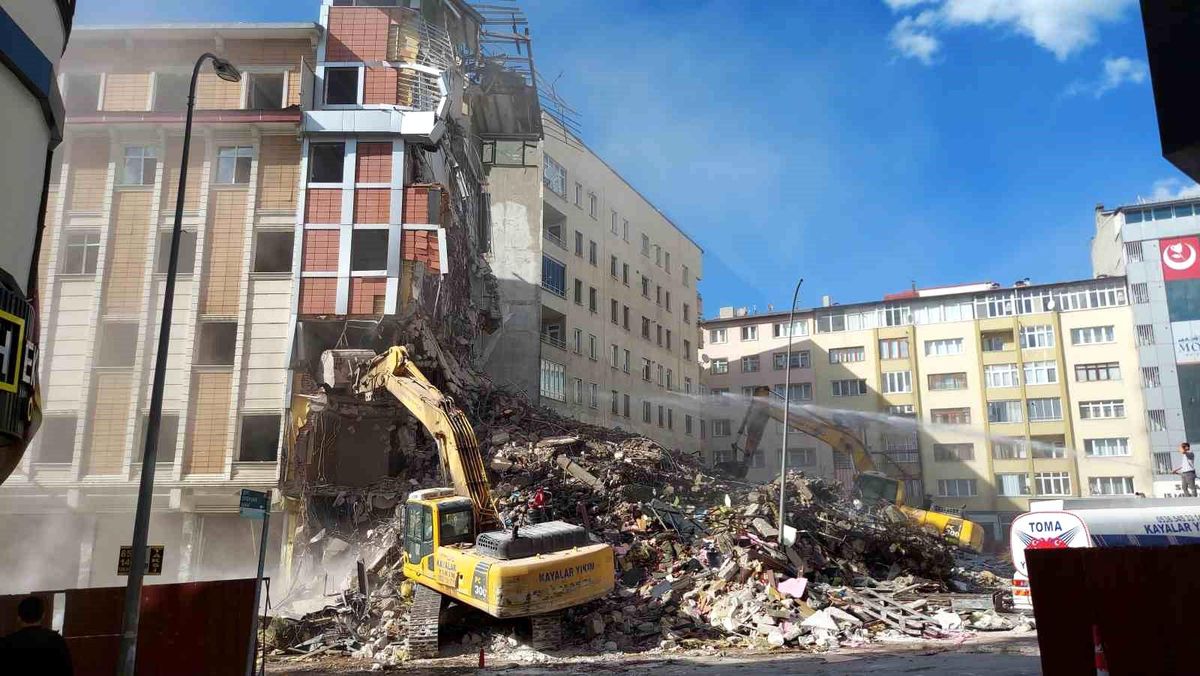 Erzurum\'da Otel Yıkımında Korku Dolu Anlar