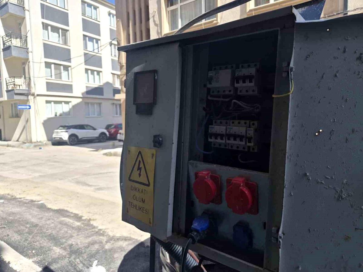 Eskişehir\'de Tehlikeli Elektrik Panosu