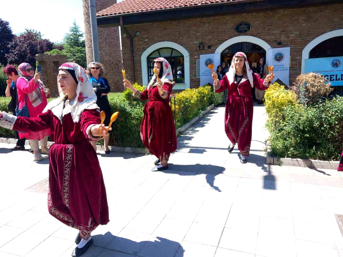 El Sanatları ve Nakış Sergisi Açıldı