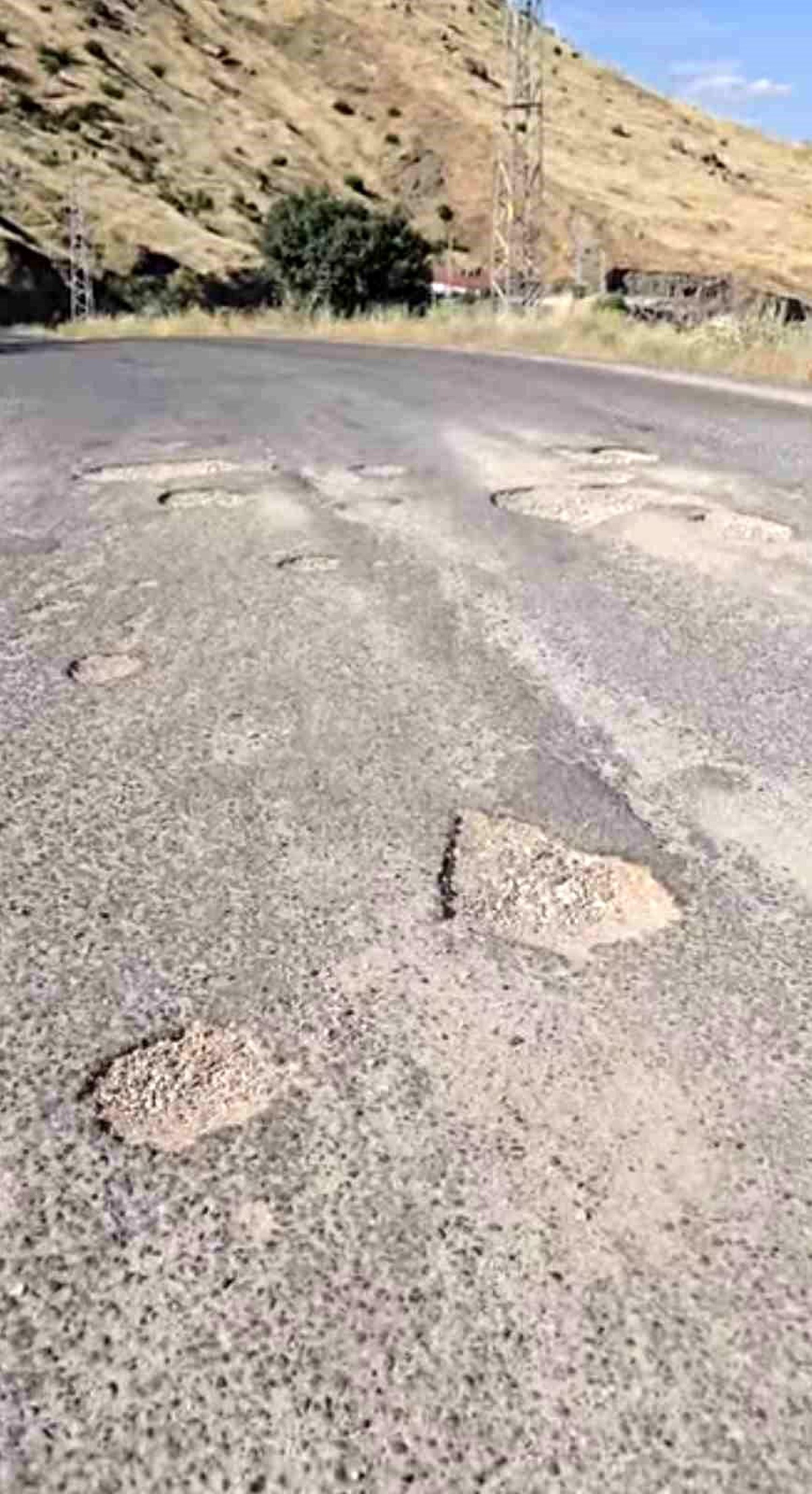Çermik\'te Kırsal Yollar Tehlike Saçıyor