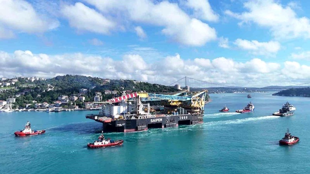 Dev Vinç Gemisi ‘Saipem 7000’ İstanbul Boğazı’nda