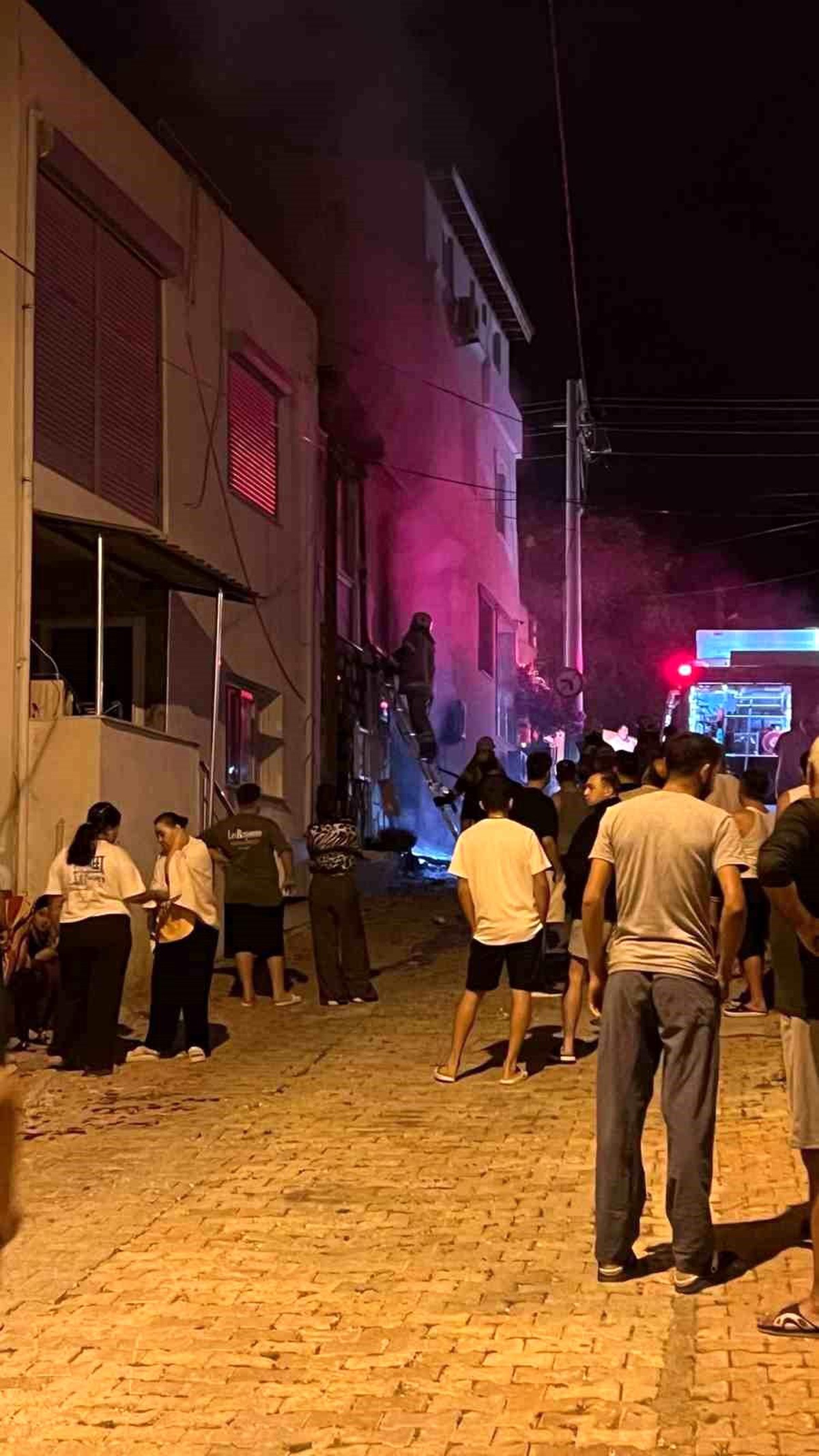 İzmir\'de Otele Yangın: Patlama Korku Yarattı
