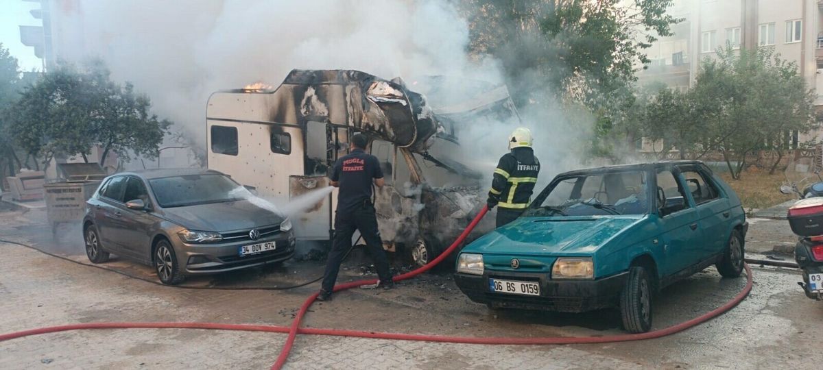Muğla\'da karavan yangını: 2 araç kül oldu