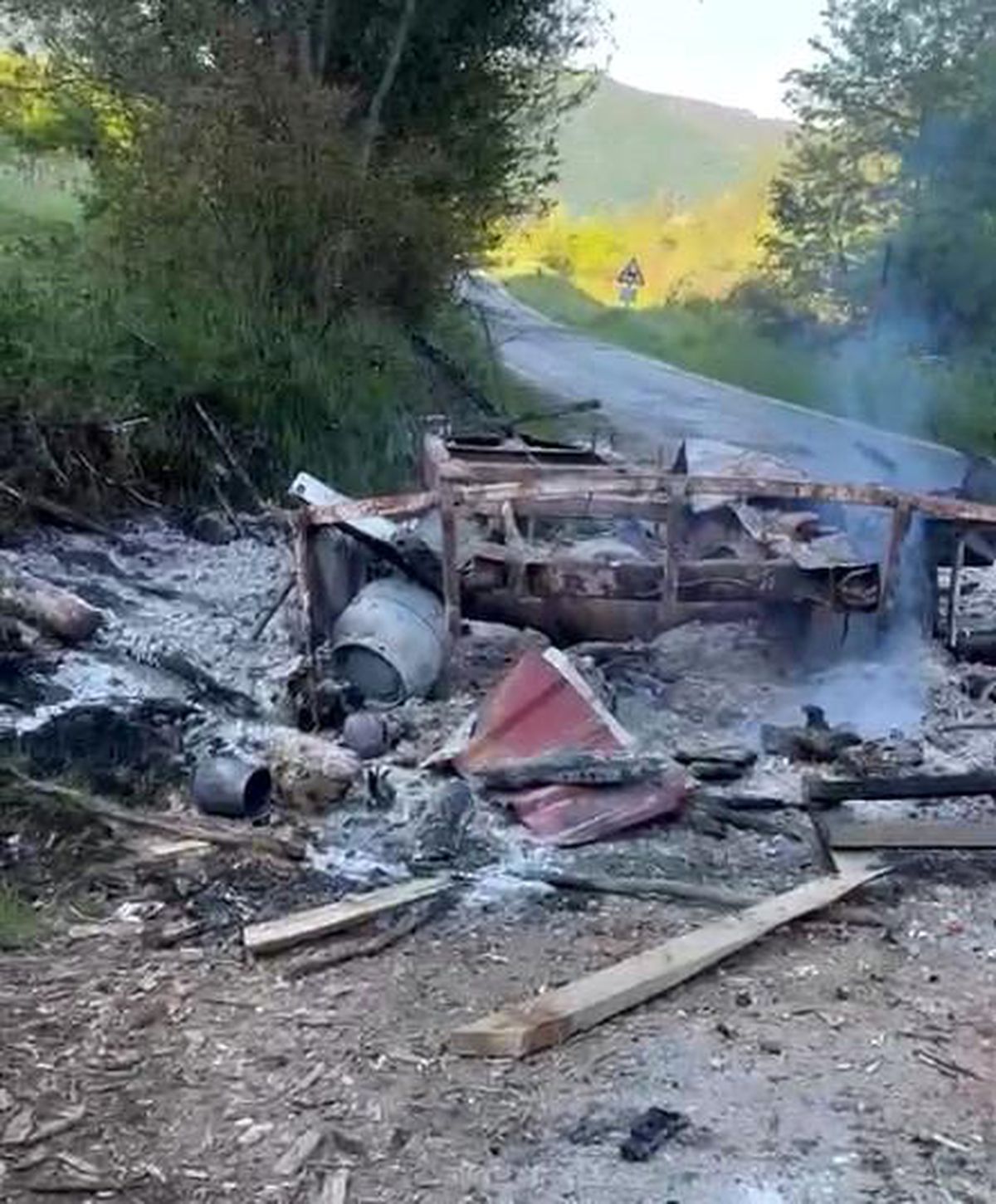 Kastamonu\'da park halindeki karavan ile iş makinesi yandı
