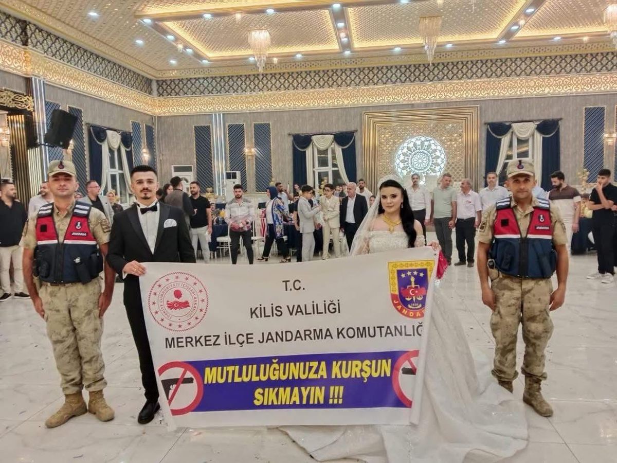 Kilis\'te jandarmadan "Mutluluğunuza kurşun sıkmayın" uyarısı
