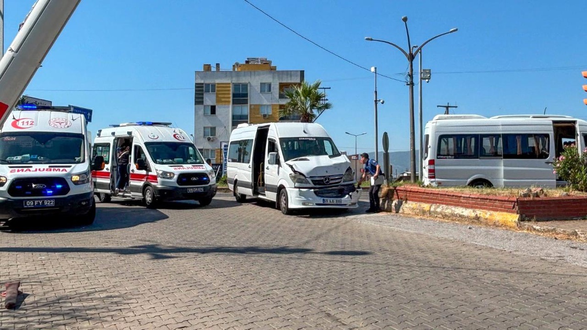 Aydın\'da Okul Servisleri Kaza Yaptı