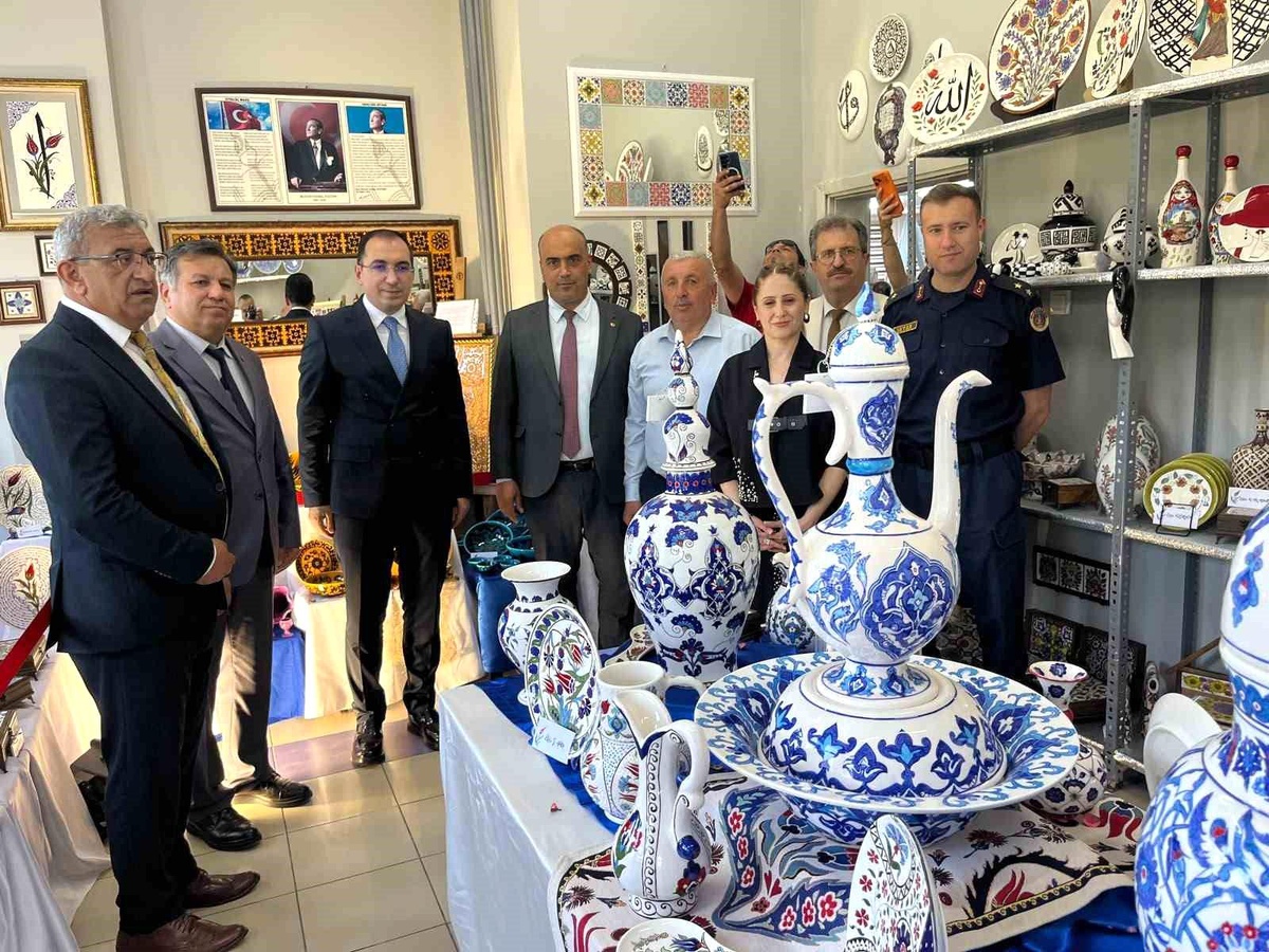 Kütahya Tavşanlı\'da Halk Eğitim kursiyerlerinden görkemli yıl sonu sergisi