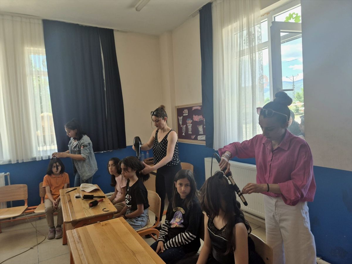 Mecitözü\'nde kız öğrencilere saç kesimi etkinliği