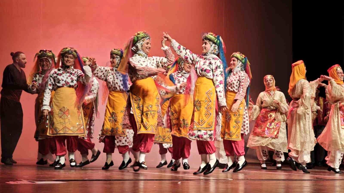 Mersin ve Sivas\'tan Halk Dansları Gösterisi