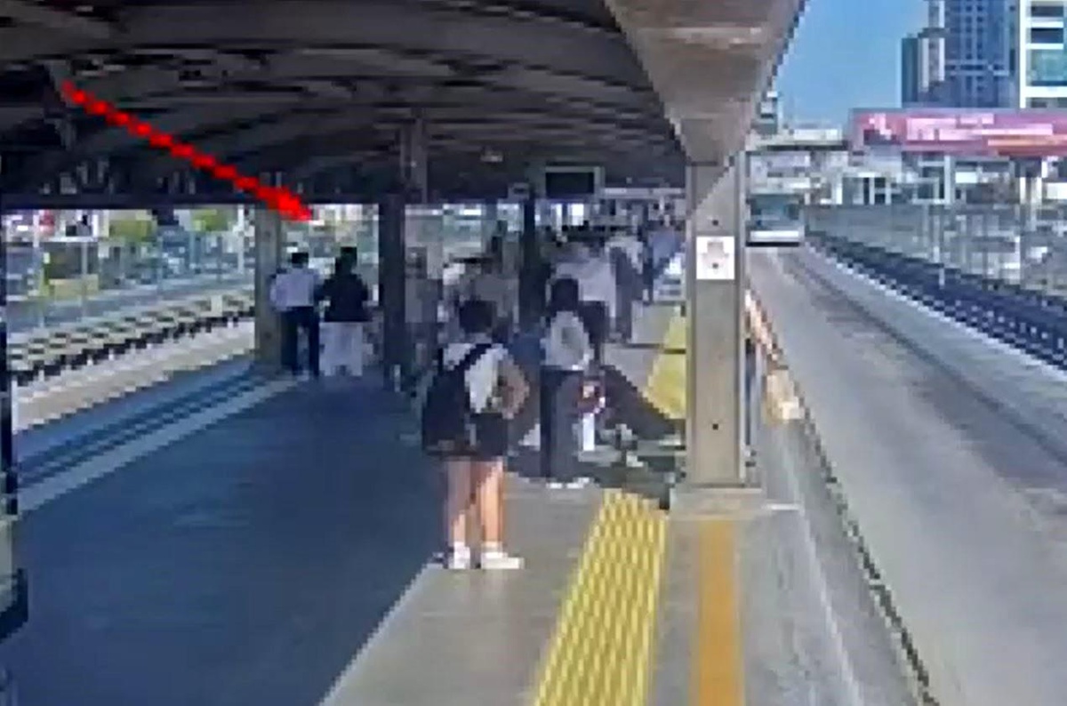 Beylikdüzü\'nde Metrobüste Bıçaklama: 1 Ölü