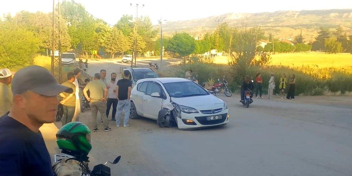 Adıyaman\'da Direğe Çarpan Araçta 5 Yaralı