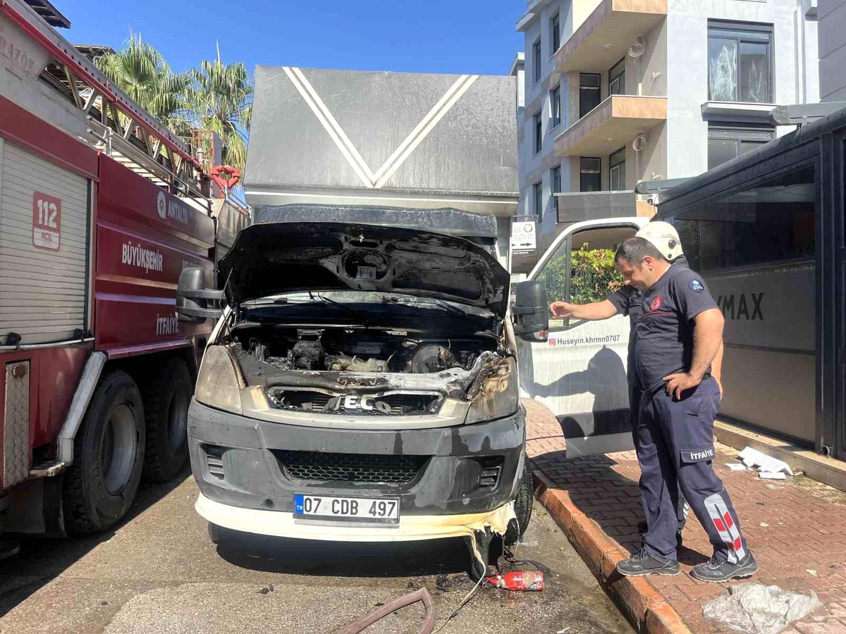 Antalya\'da Kamyon Yangını
