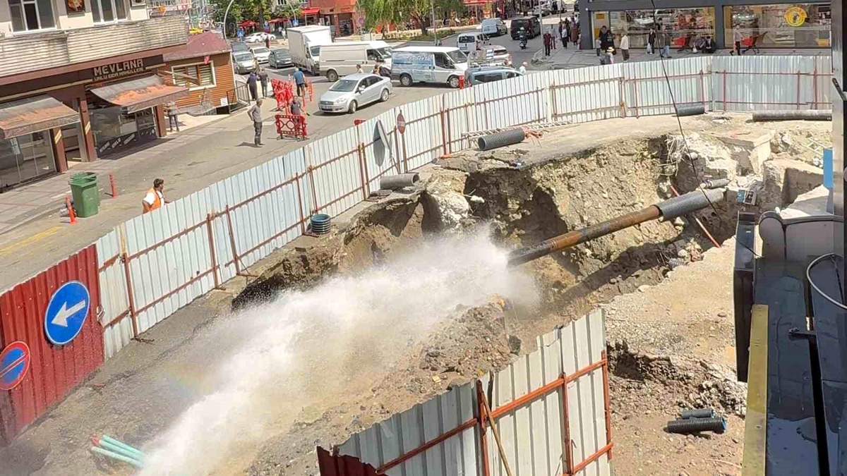 Rize\'de tarihi köprünün restorasyon çalışması sırasında su borusu patladı