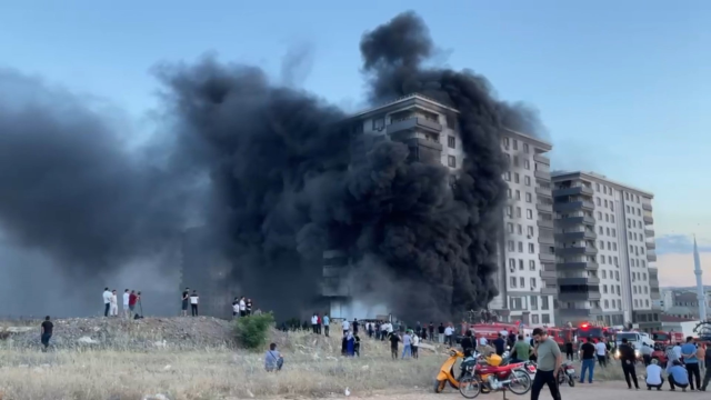 Şanlıurfa'daki 10 katlı binada çıkan yangının kamera görüntüleri ortaya çıktı