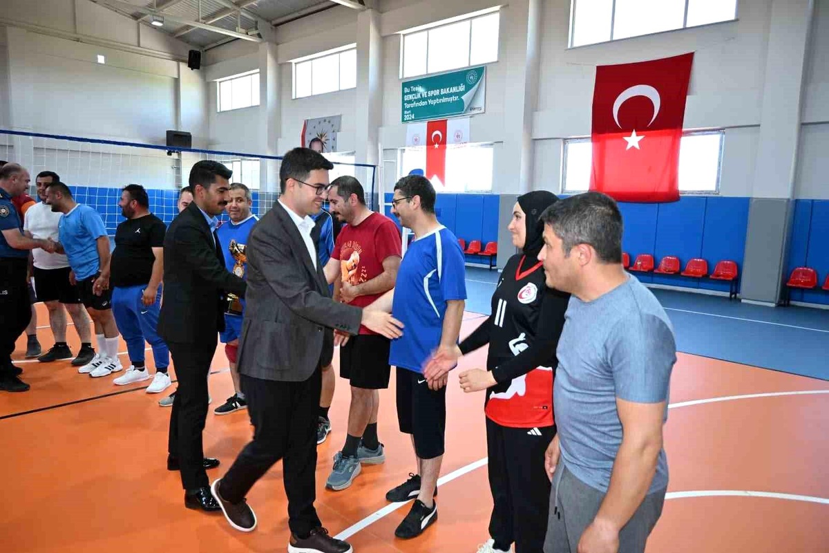 Sarıoğlan\'da Voleybol Turnuvası Heyecanı