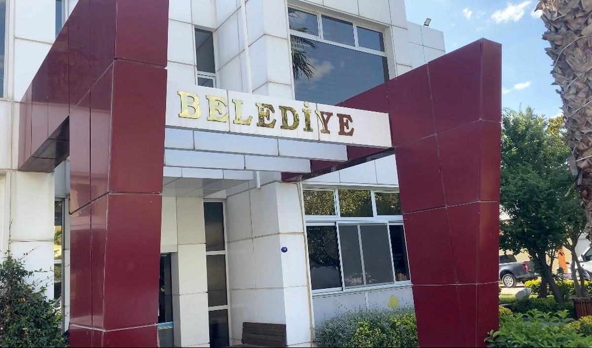 Seferihisar Belediyesi\'ne 6 milyon liralık rüşvet operasyonu: Başkan Yardımcısı dahil 6 gözaltı