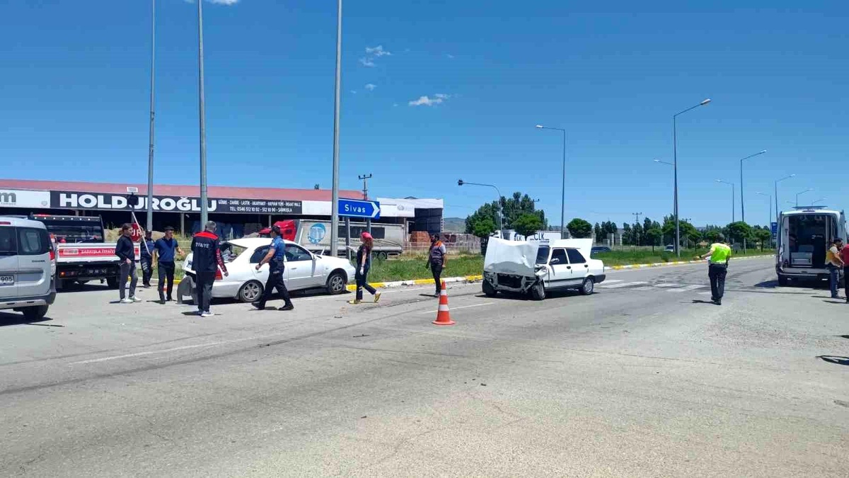 Şarkışla\'da Trafik Kazası: 2 Yaralı