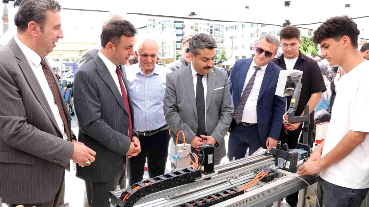 Sivas\'ta Mesleki Eğitim Şenliği