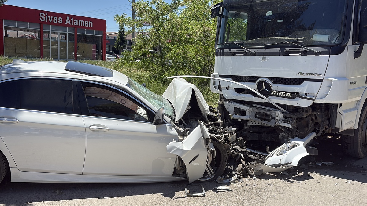 Sivas\'ta Trafik Kazası: Emre Kar Hayatını Kaybetti