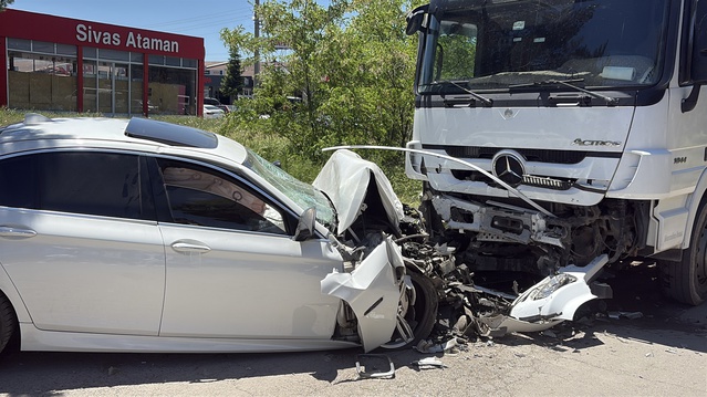Sivas’ta Trafik Kazası: Emre Kar Hayatını Kaybetti