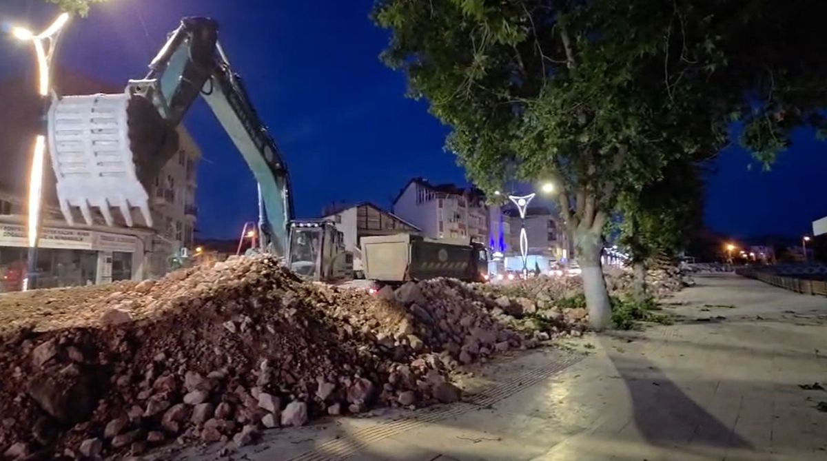 Turhal\'da Taşkın Riski Nedeniyle Yerleştirilen Kaya Seti Kaldırılıyor
