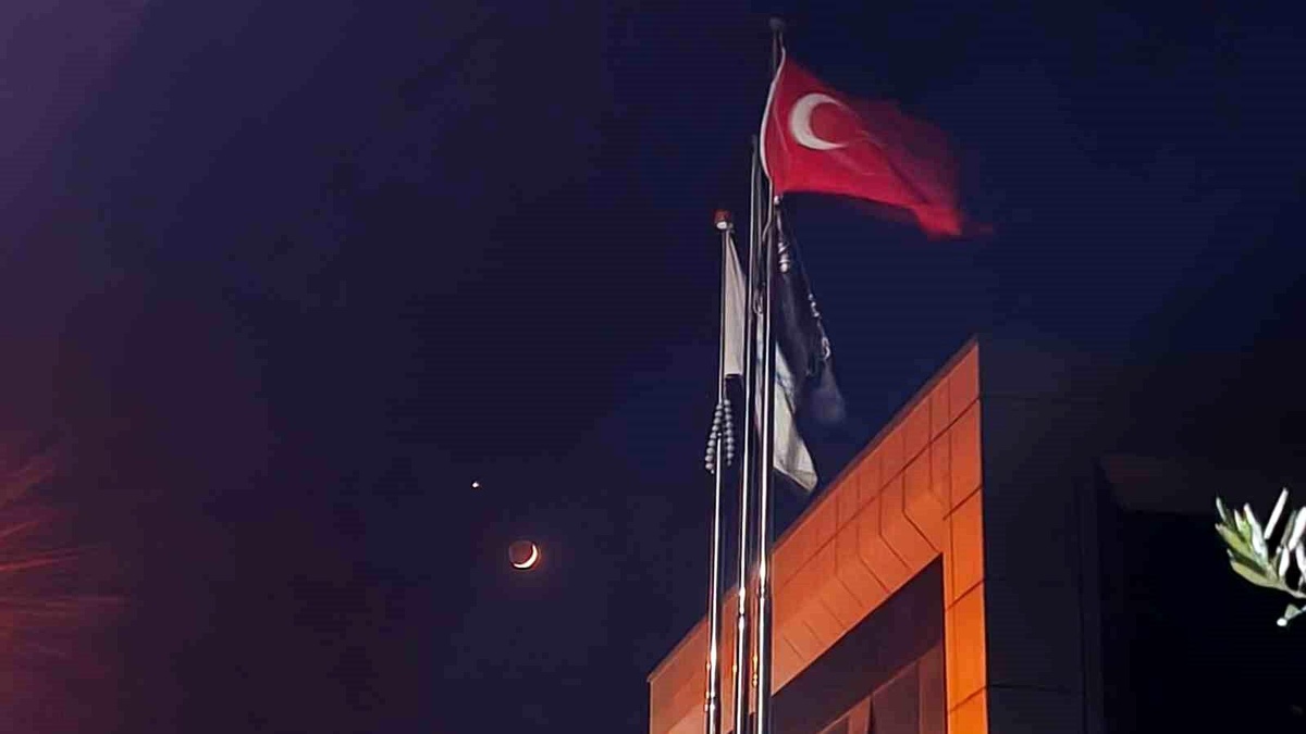 Gökyüzünde Türk Bayrağı ile Ay ve Yıldız Görsel Şölen Sunduk