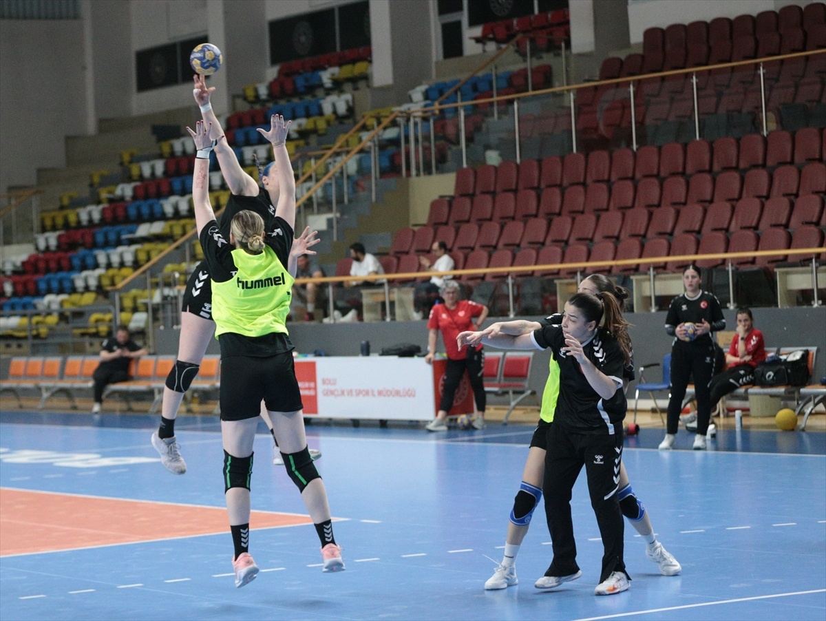 Kadın Hentbol Takımı Dünya Şampiyonası\'na Hazırlanıyor