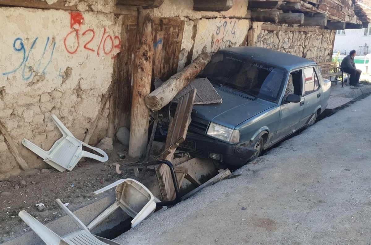 Uşak\'ta Otomobil Bankta Oturanlara Çarptı