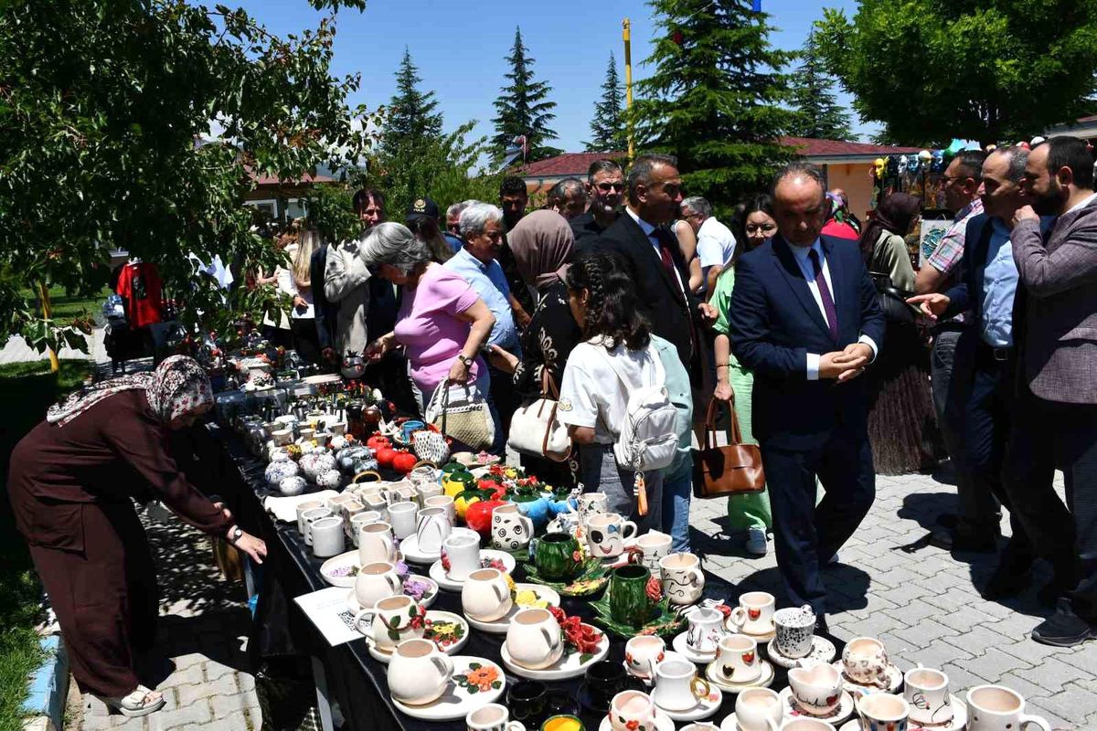 Akşehir\'de Çocuk Evleri Sitesi\'nde sünnet şöleni ve el sanatları sergisi