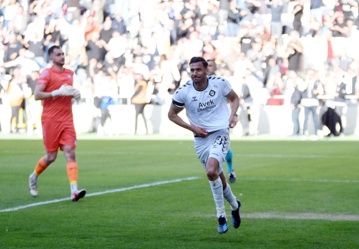 Altay\'da Futbolcuların Geleceği Belirsiz